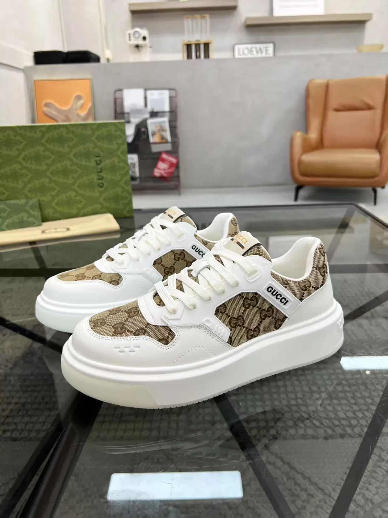 P440 new men's shoes GUCCI [Lightning] latest shoes are shipped. Original quality, fashionable, made of special materials, sheepskin lining, brand new packaging. The foot feels super comfortable and the workmanship is impeccable. Size: 38-45